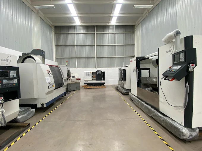 venta maquinaria CNC, como tornos, centros de maquinado vertical, rectificadoras y centro de maquinado doble columna